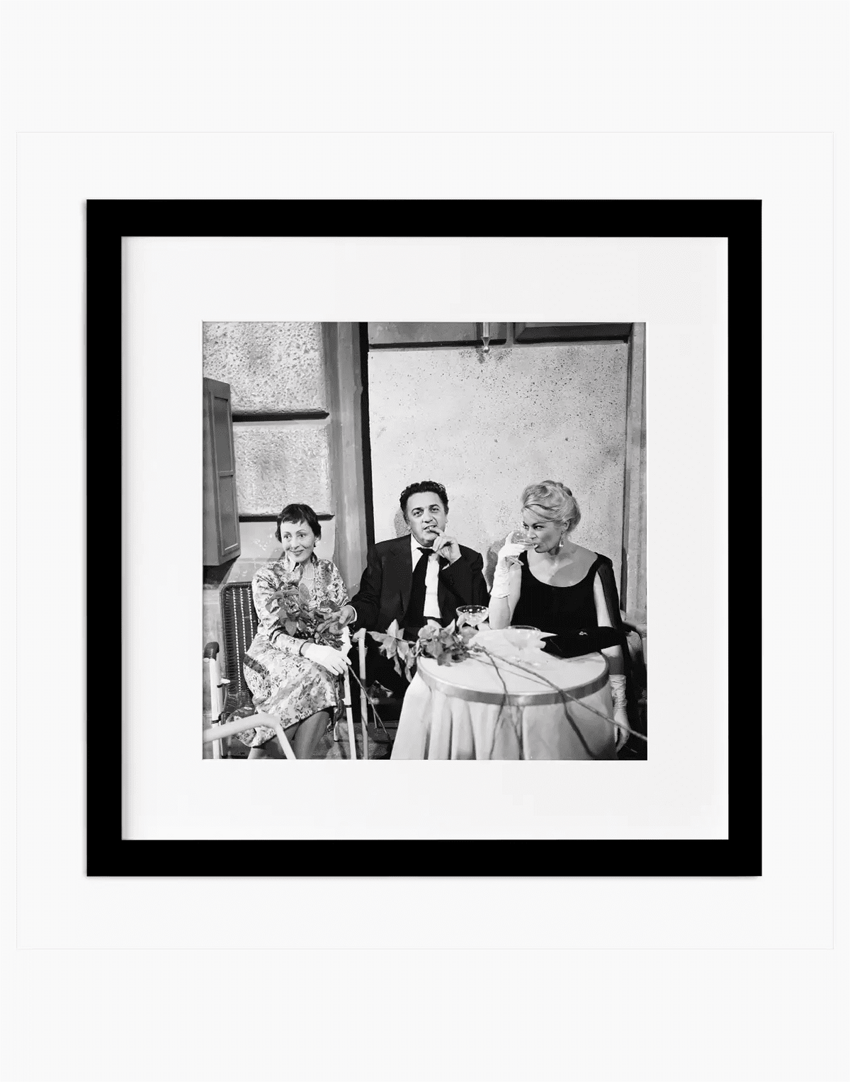 Federico Fellini sul set de La Dolce Vita, 1959 — stampa fine art con cornice nera