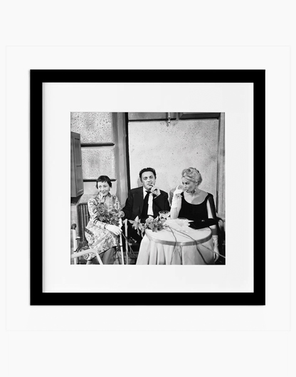 Federico Fellini sul set de La Dolce Vita, 1959 — stampa fine art con cornice nera