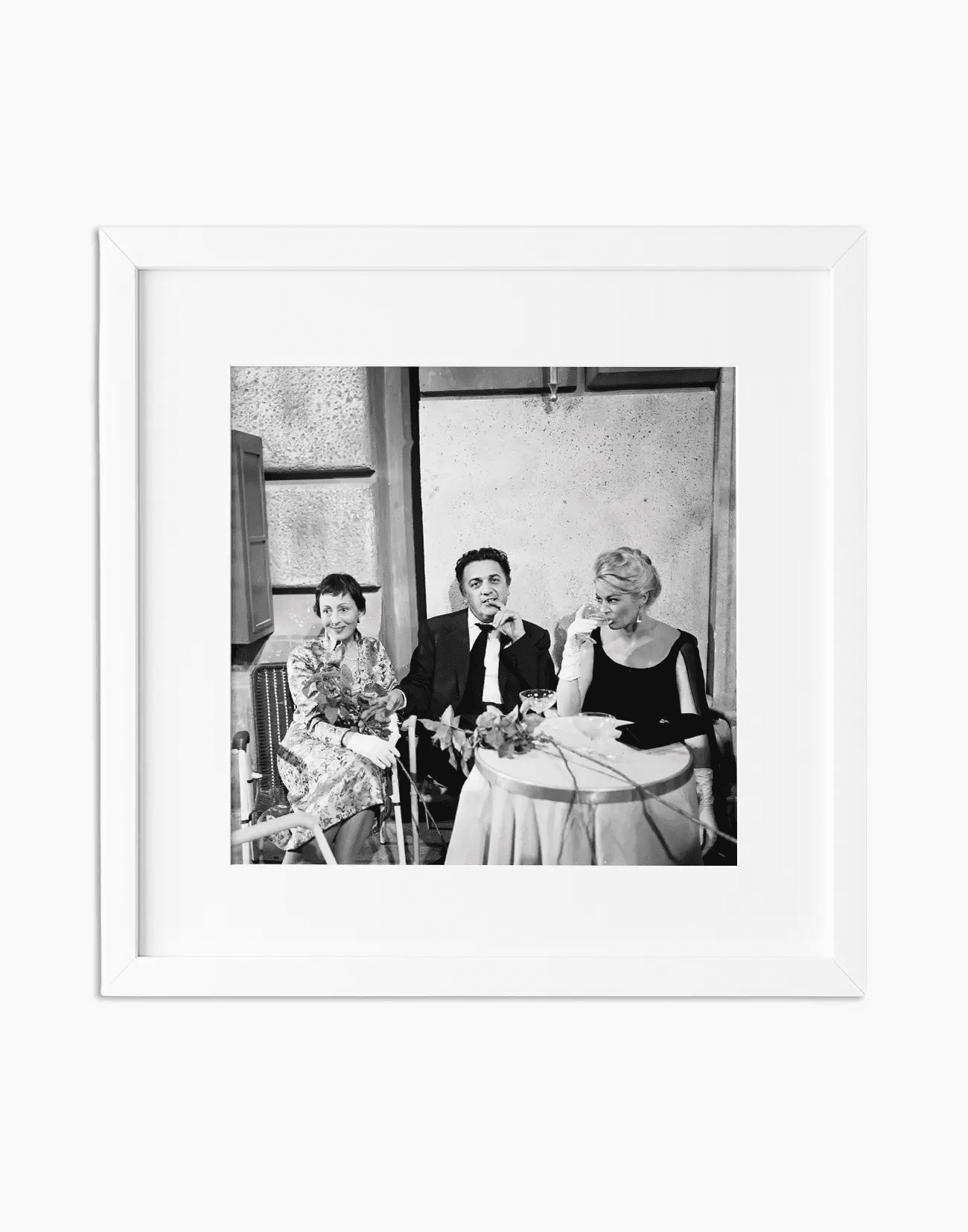Federico Fellini sul set de La Dolce Vita, 1959 - Farabola WhiteWall App Product