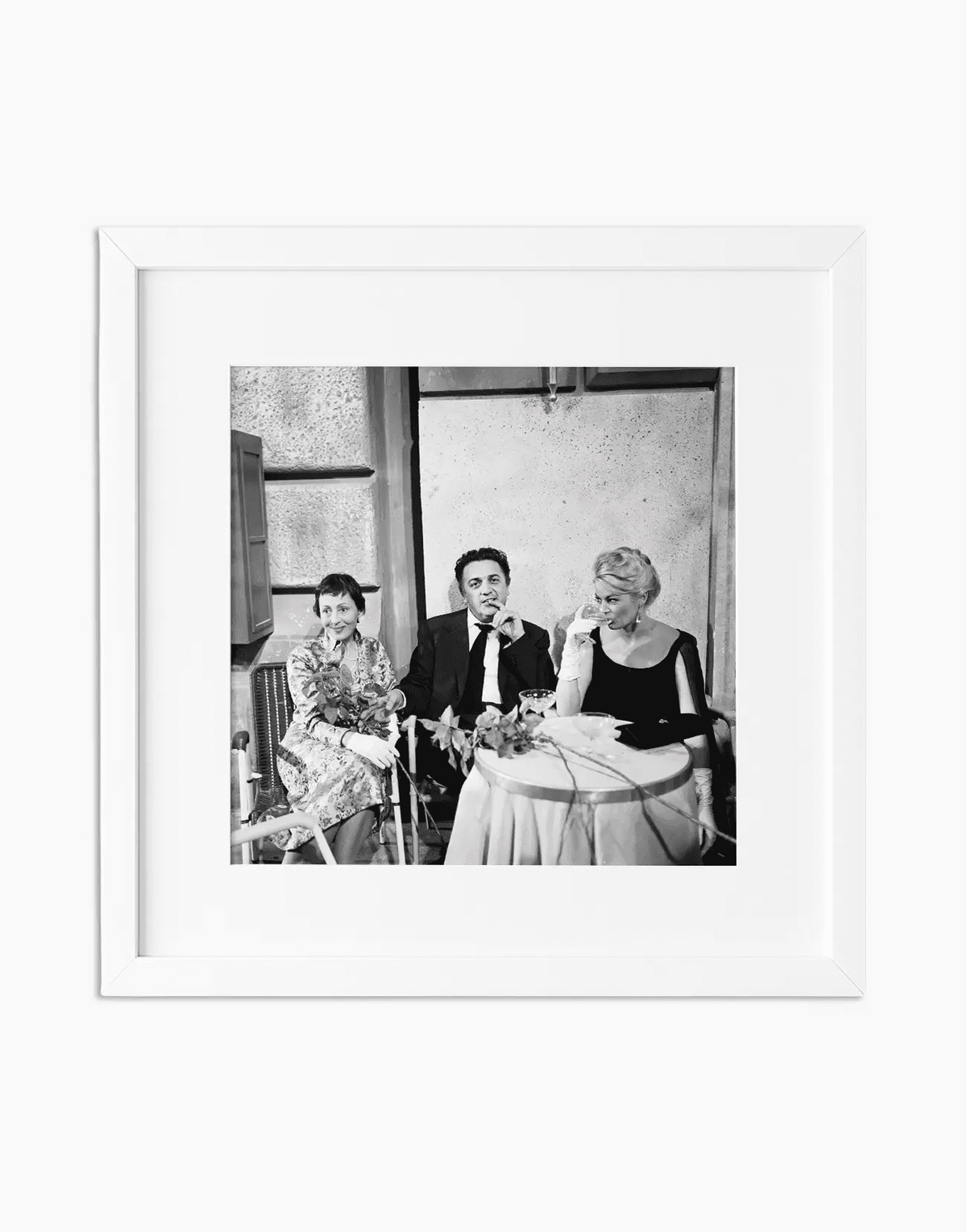 Federico Fellini sul set de La Dolce Vita, 1959 — stampa fine art con cornice bianca