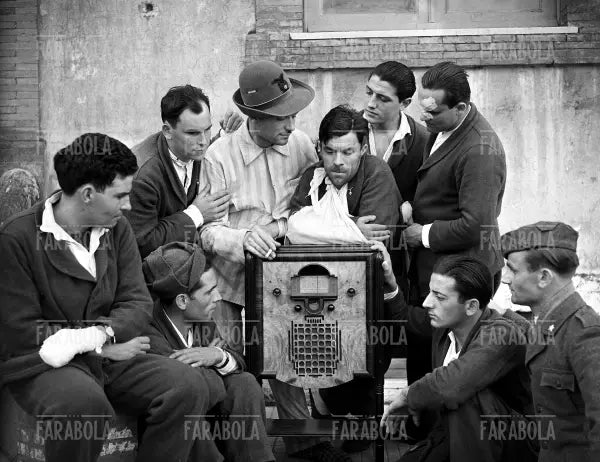 Feriti ascoltano la radio, 1942 - Farabola Immagine digitale