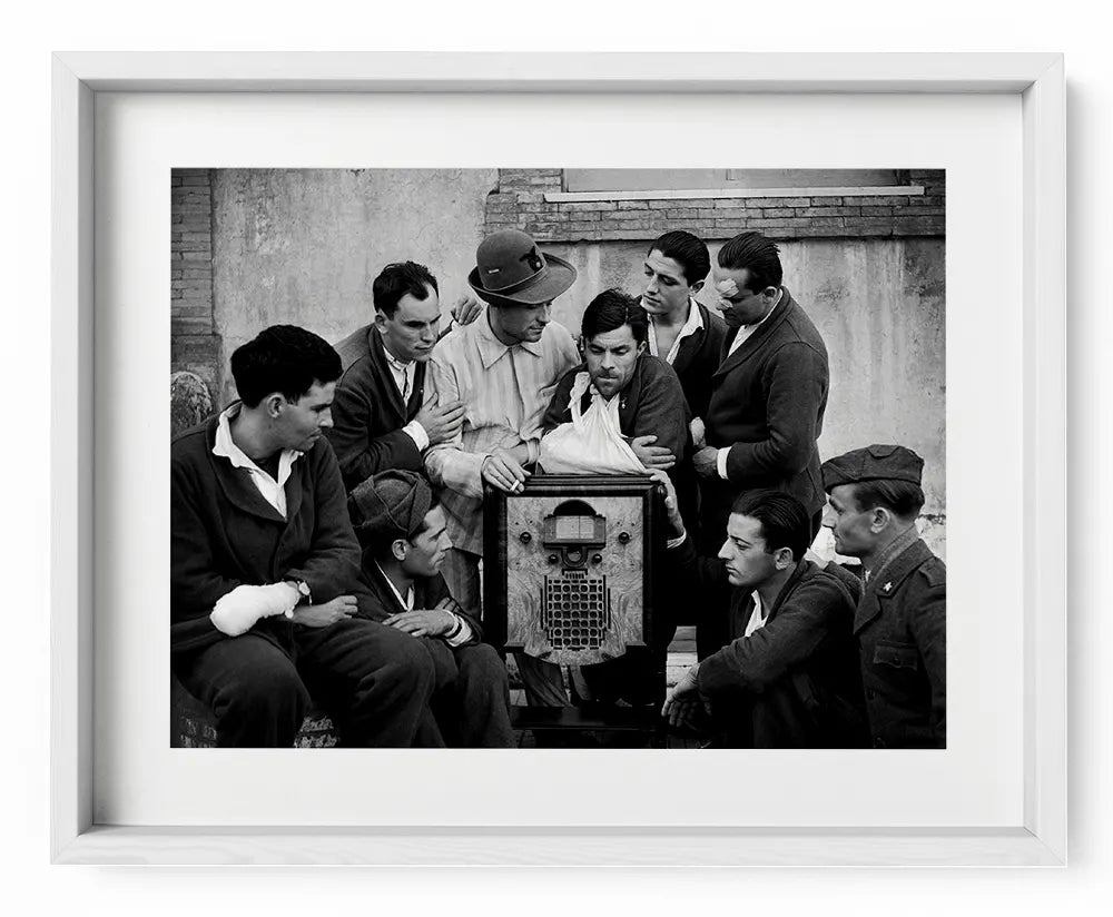 Feriti di guerra ascoltano la radio, 1942 - Farabola Fotografia