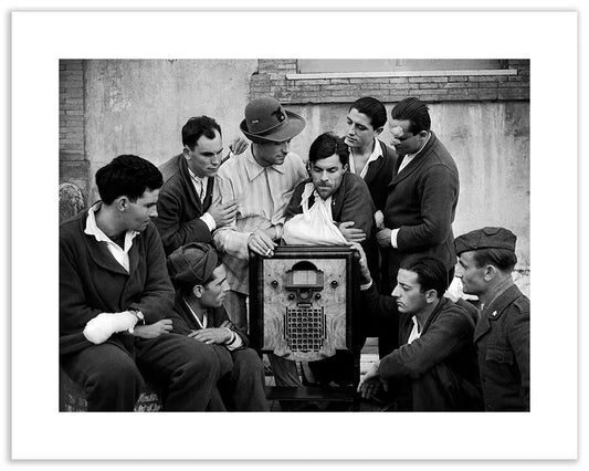 Feriti di guerra ascoltano la radio, 1942 - Farabola Fotografia