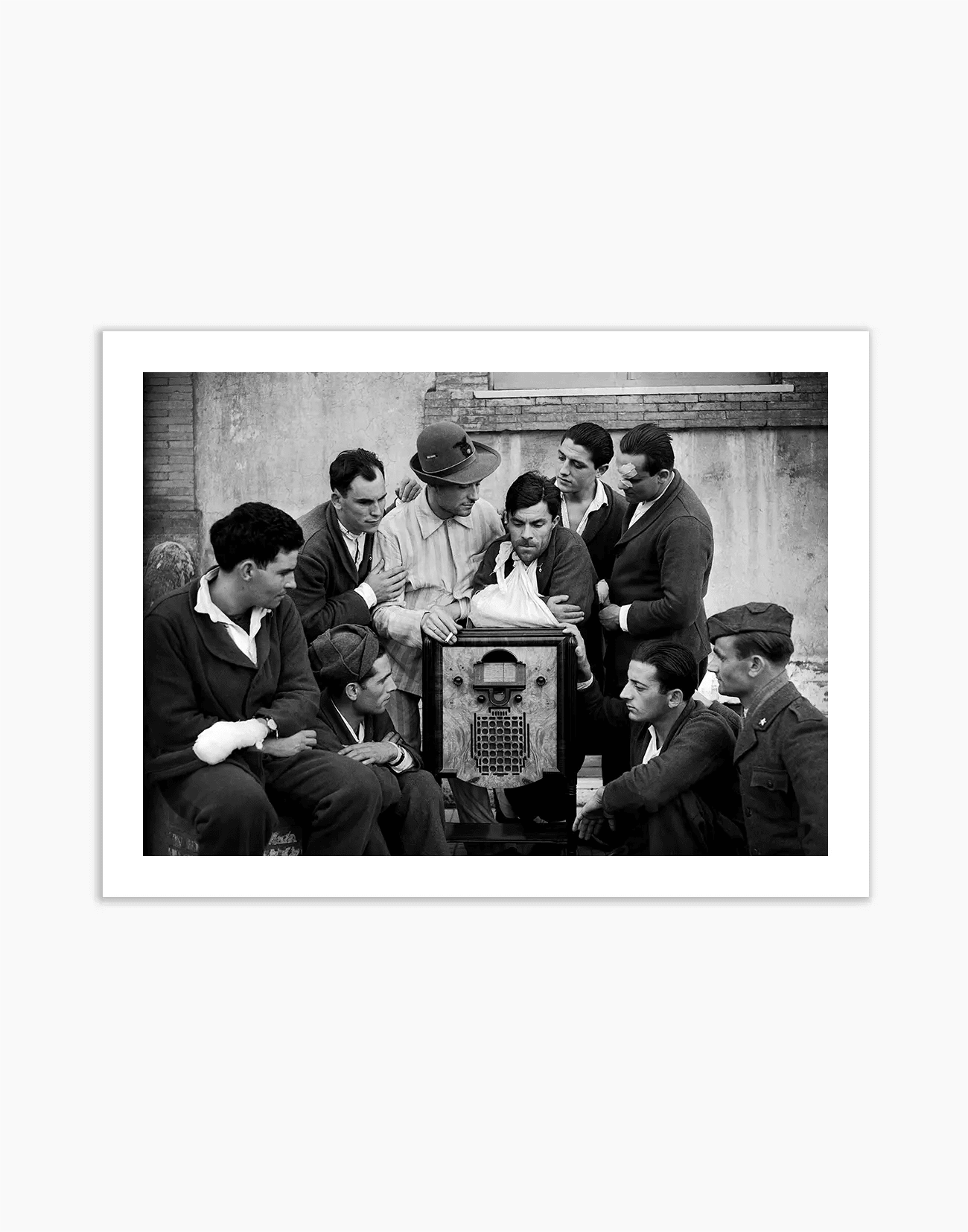 Feriti di guerra ascoltano la radio, 1942 - Farabola WhiteWall App Product
