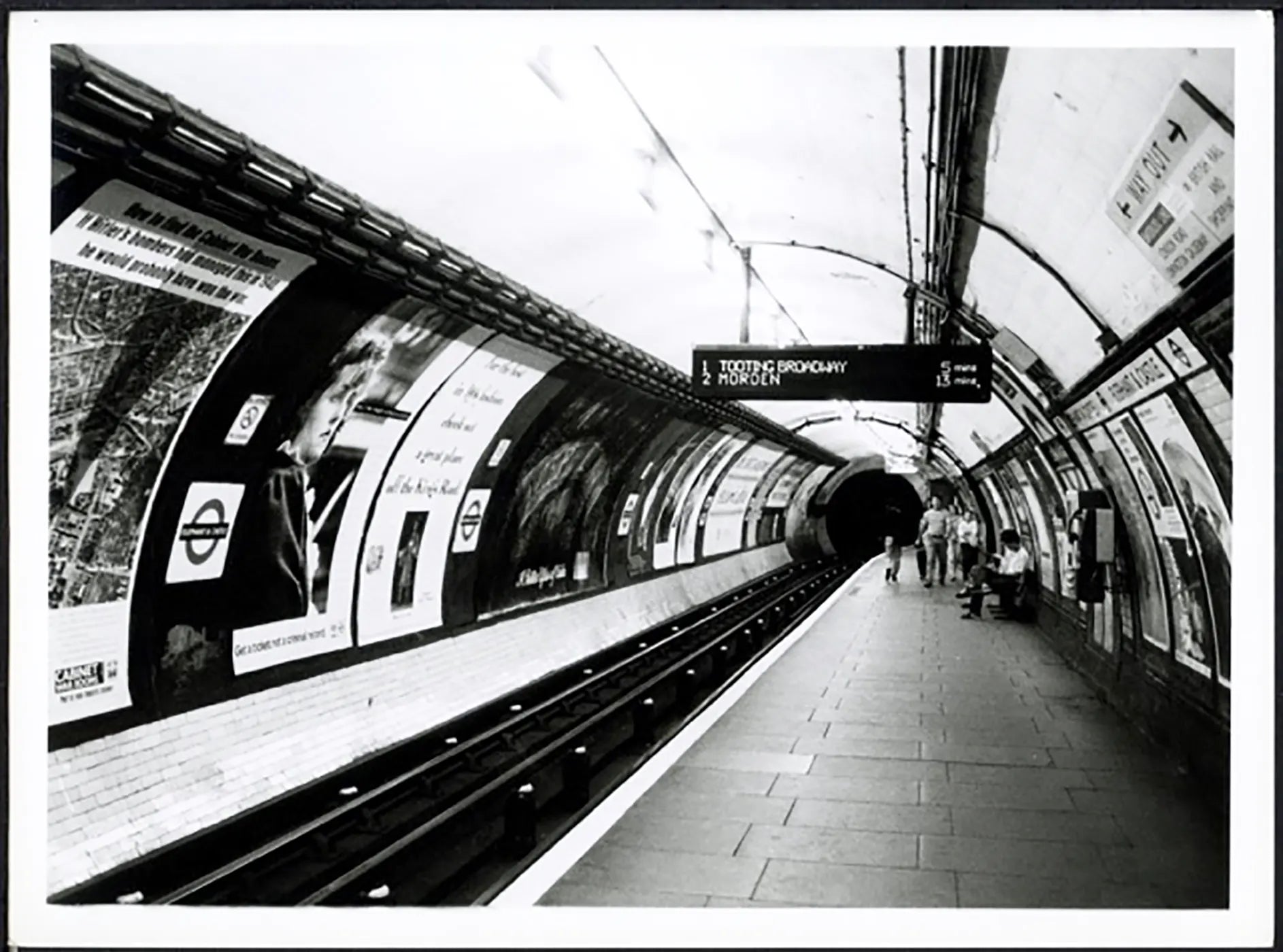 Fermata di Elephant & Castle Londra anni 90 Ft 38058 - Stampa 24x18 cm - Farabola Stampa ai sali d'argento