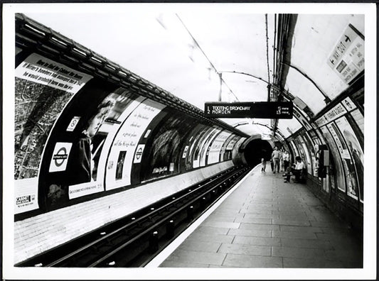 Fermata di Elephant & Castle Londra anni 90 Ft 38058 - Stampa 24x18 cm - Farabola Stampa ai sali d'argento