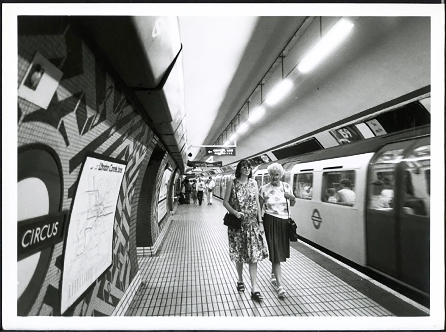 Fermata di Oxford Circus Londra anni 90 Ft 38059 - Farabola Stampa ai sali d'argento