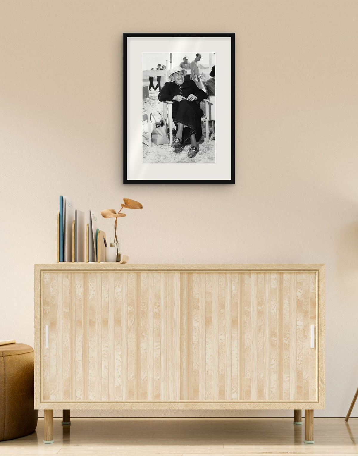 Fine-Art-Druck von „Fernandel am Set von Don Camillo, 1961“ mit schwarzem Rahmen und Passepartout, im Wohnzimmer über einer Anrichte aufgehängt