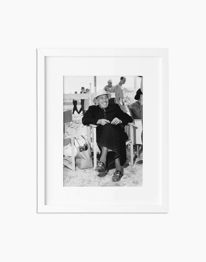 Fernandel sul set di don Camillo, 1961 — stampa fine art con cornice bianca