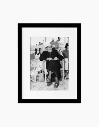 Fernandel sul set di don Camillo, 1961 — stampa fine art con cornice nera