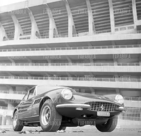 Ferrari 330 Berlinetta a San Siro, Milano, 1967 - Farabola Immagine digitale