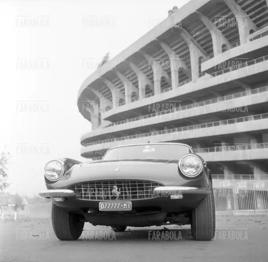 Ferrari 330 Berlinetta a San Siro, Milano, 1967 - Farabola Immagine digitale