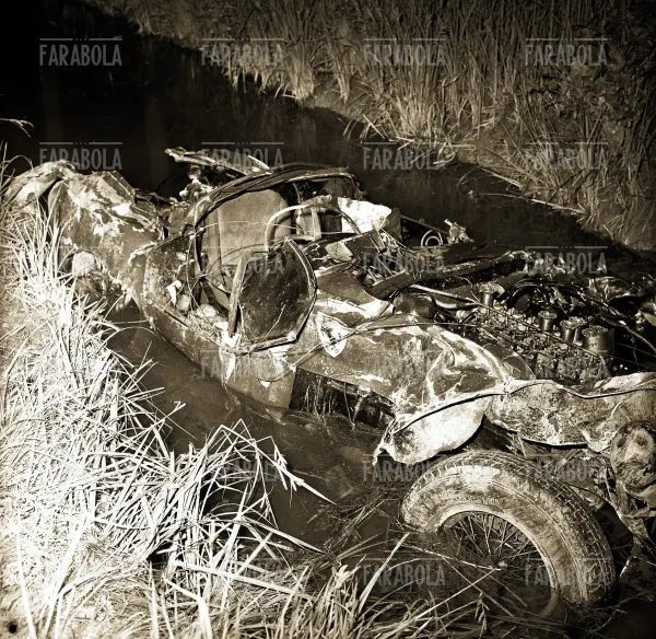 Ferrari 335S di Alfonso de Portago ed Edmont Nelson distrutta, Mille Miglia, 1957 - Farabola Immagine digitale