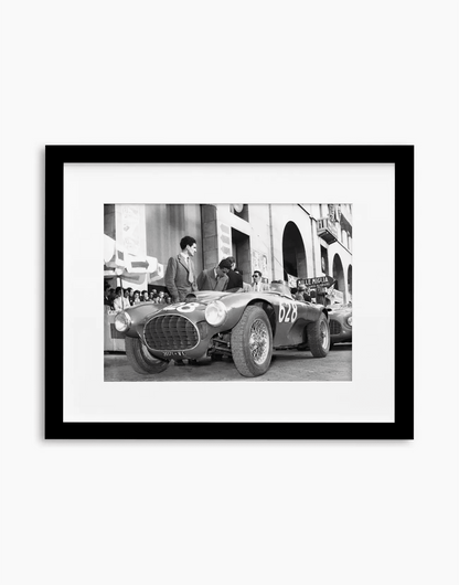 Ferrari alla Mille Miglia, 1952 — stampa fine art con cornice nera