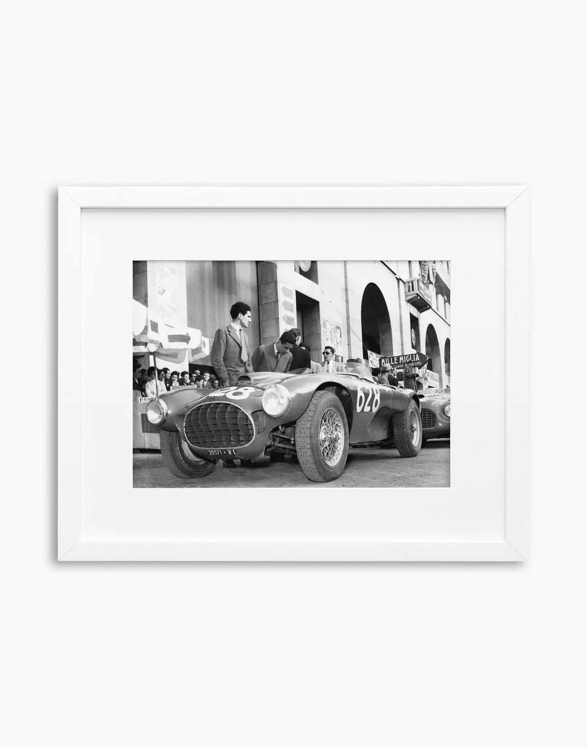 Ferrari alla Mille Miglia, 1952 — stampa fine art con cornice bianca