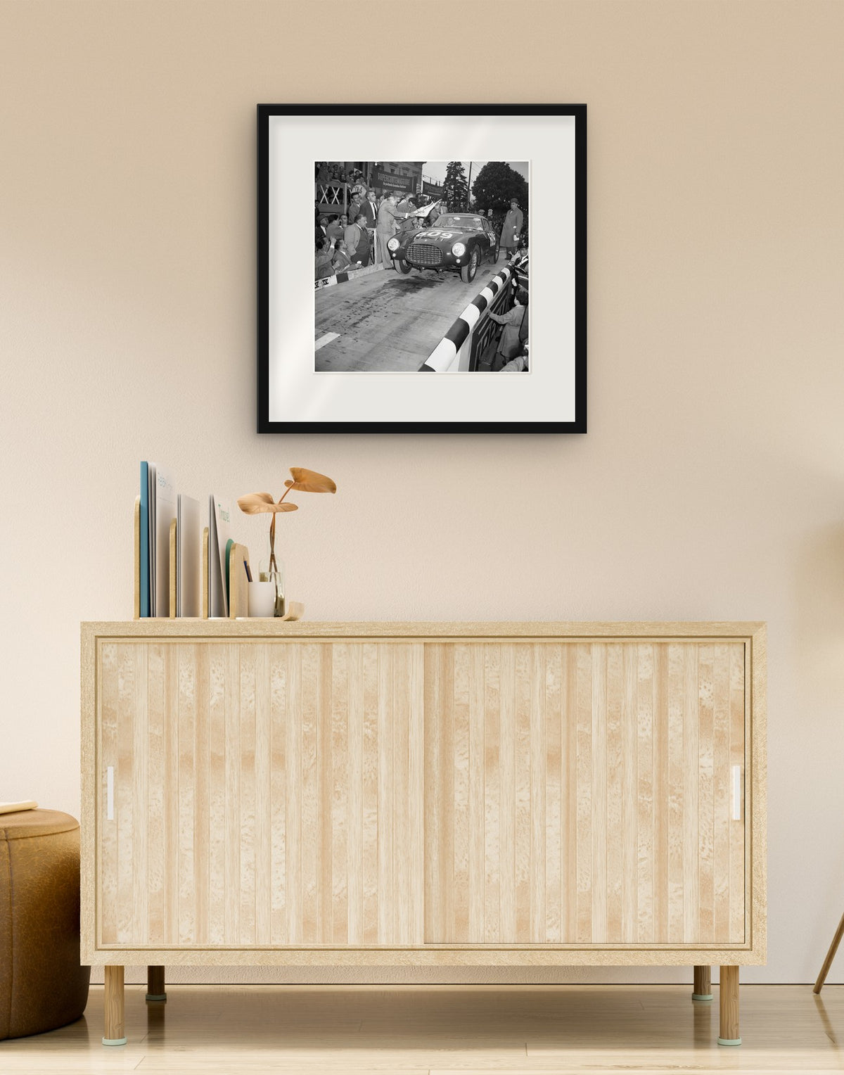 Fine-Art-Druck von „Ferrari, Mille Miglia 1953“ mit schwarzem Rahmen und Passepartout, im Wohnzimmer über einer Anrichte aufgehängt