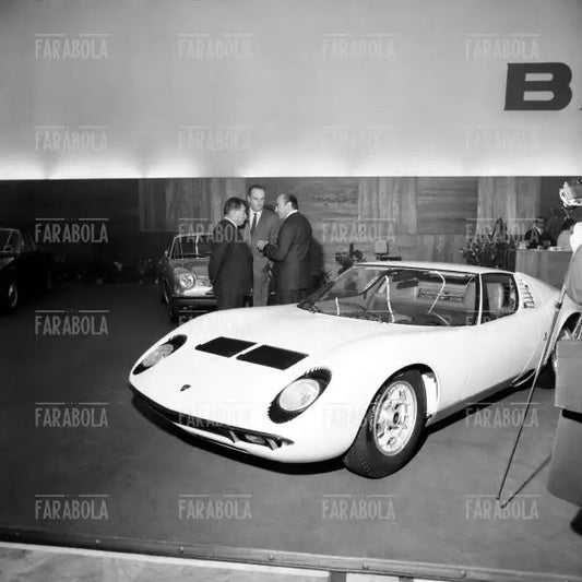 Ferruccio Lamborghini e Nuccio Bertone con la Lamborghini Miura, Salone dell'Auto di Torino, 1966 - Farabola Immagine digitale