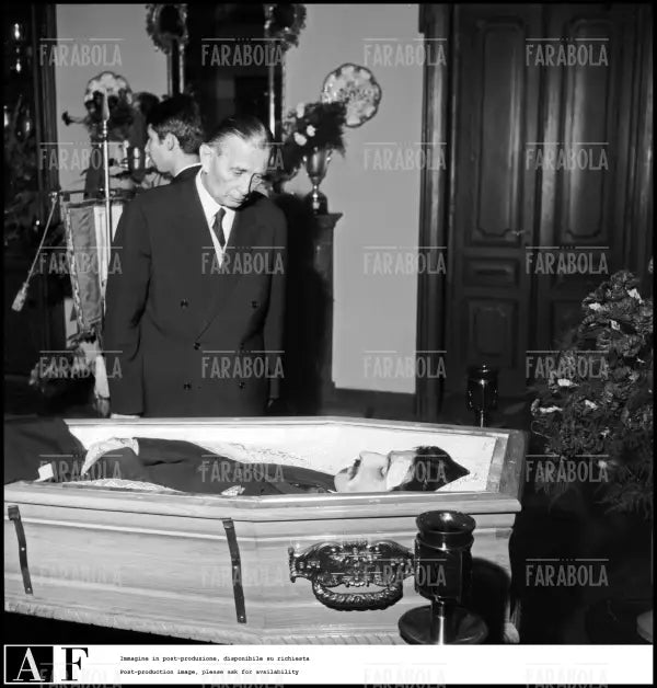 Ferruccio Novo accanto al corpo di Gigi Meroni, Torino, 1967 - Farabola Immagine digitale