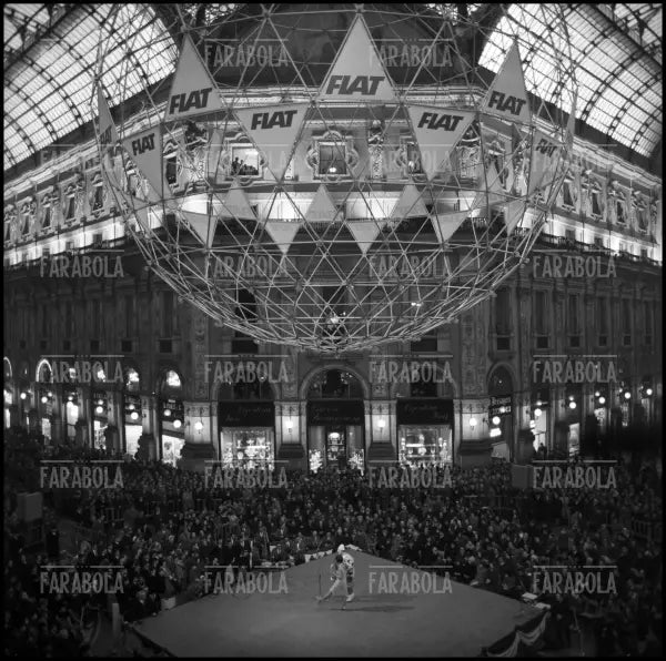 Festival dei Clown in Galleria Vittorio Emanuele II, Milano, 1967 - Farabola Immagine digitale