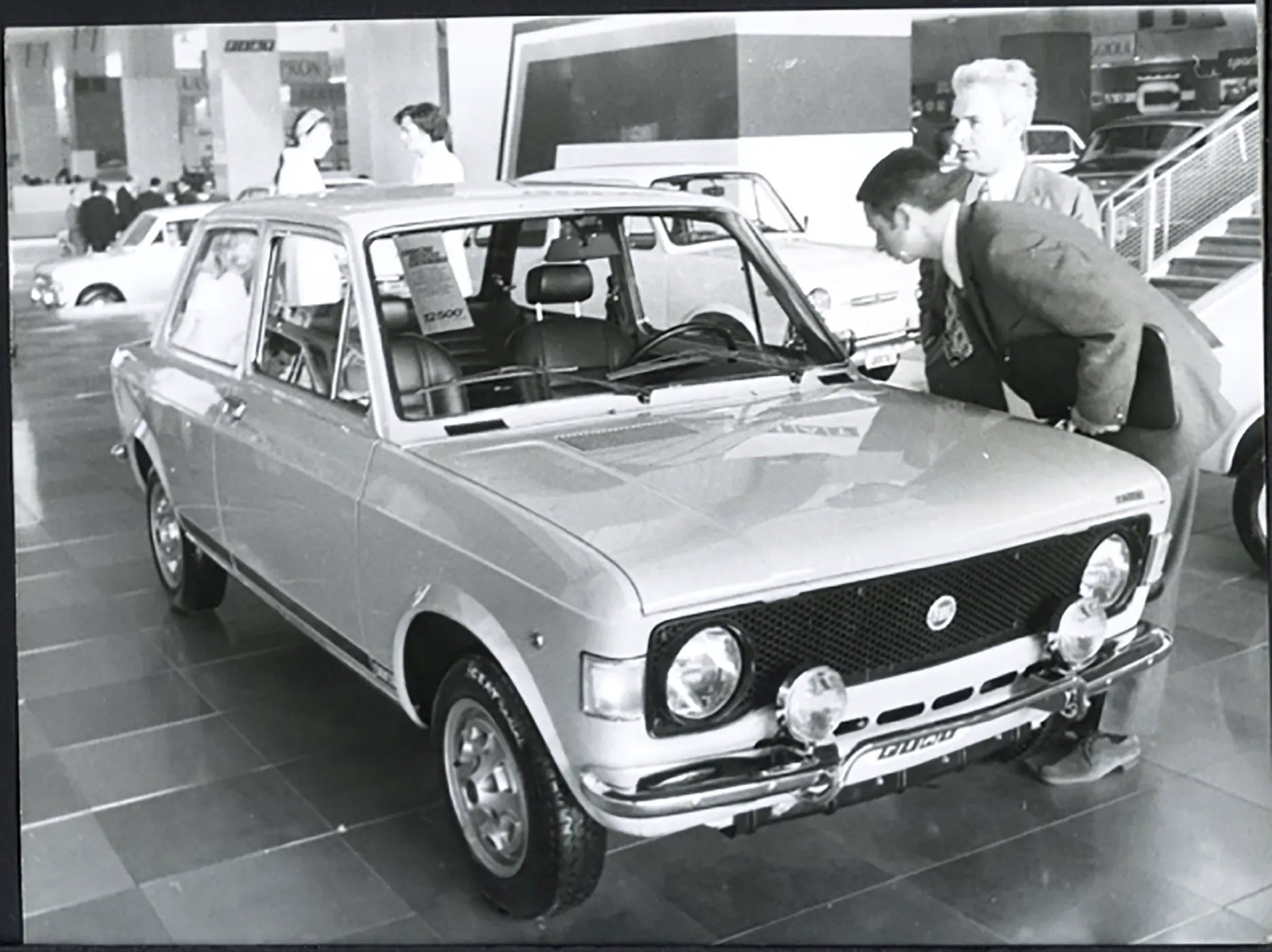 Fiat 128 Rallye Salone Auto Parigi 1971 Ft 36498 - Stampa 24x18 cm - Farabola Stampa ai sali d'argento