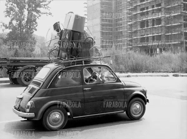 Fiat 500 in partenza per le vacanze, 1968 - Farabola Immagine digitale