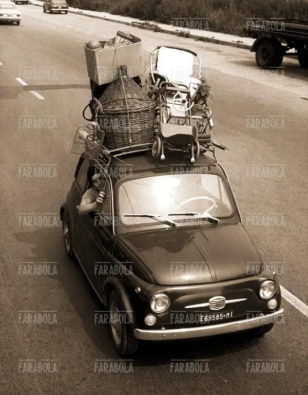 Fiat 500 in partenza per le vacanze, 1968 - Farabola Immagine digitale