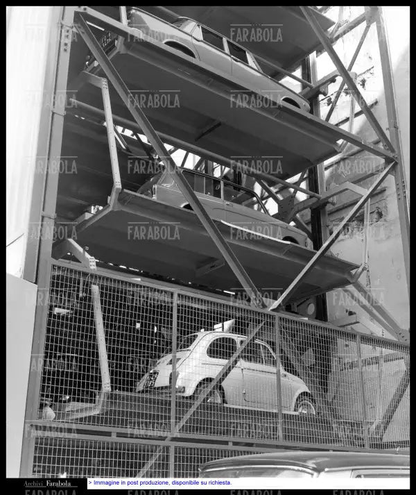 Fiat 500 in un autosilo, Torino, anni 60 - Farabola Immagine digitale