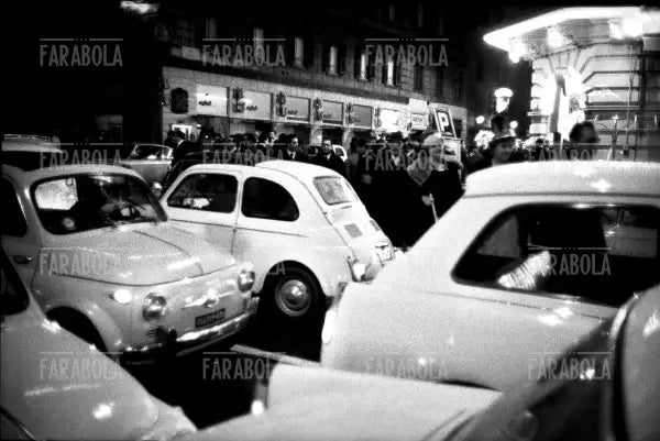 Fiat 500 parcheggiate a via Veneto, 1963 - Farabola Immagine digitale