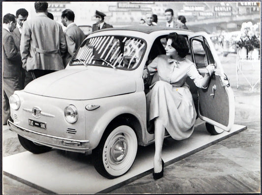 Fiat 500 Salone Auto 1957 Ft 35318 - Stampa 24x18 cm - Farabola Stampa ai sali d'argento