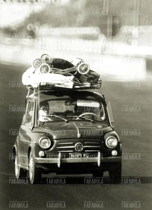 Fiat 600 in partenza per le vacanze, anni 60 - Farabola Immagine digitale