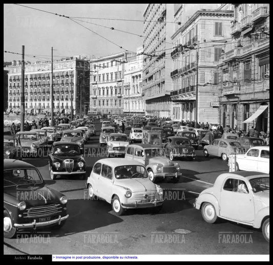 Fiat Nuova 500 nel traffico, 1957 - Farabola Immagine digitale