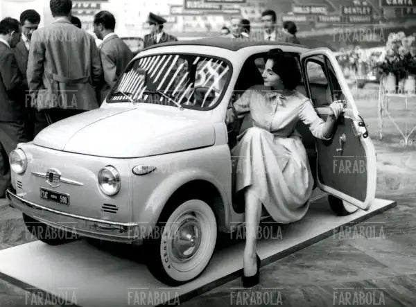 Fiat Nuova 500, Salone dell'Auto di Torino, 1957 - Farabola Immagine digitale