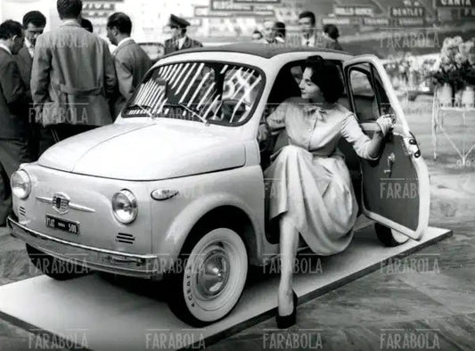 Fiat Nuova 500, Salone dell'Auto di Torino, 1957 - Farabola Immagine digitale