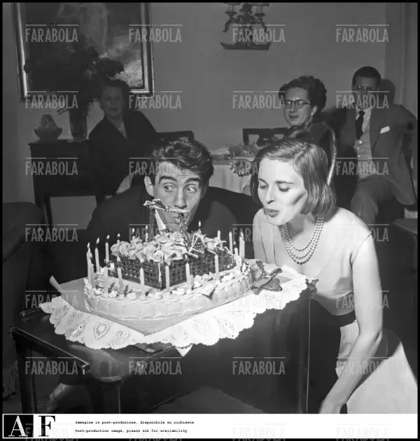 Fidanzamento tra Lucia Bosè e Walter Chiari, 1953 - Farabola Immagine digitale