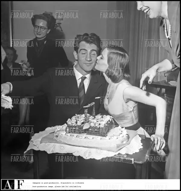 Fidanzamento tra Lucia Bosè e Walter Chiari, 1953 - Farabola Immagine digitale