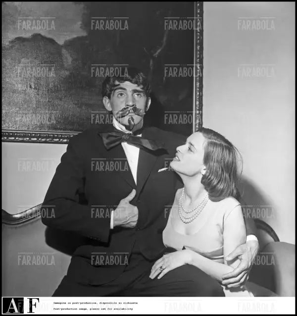 Fidanzamento tra Lucia Bosè e Walter Chiari, 1953 - Farabola Immagine digitale
