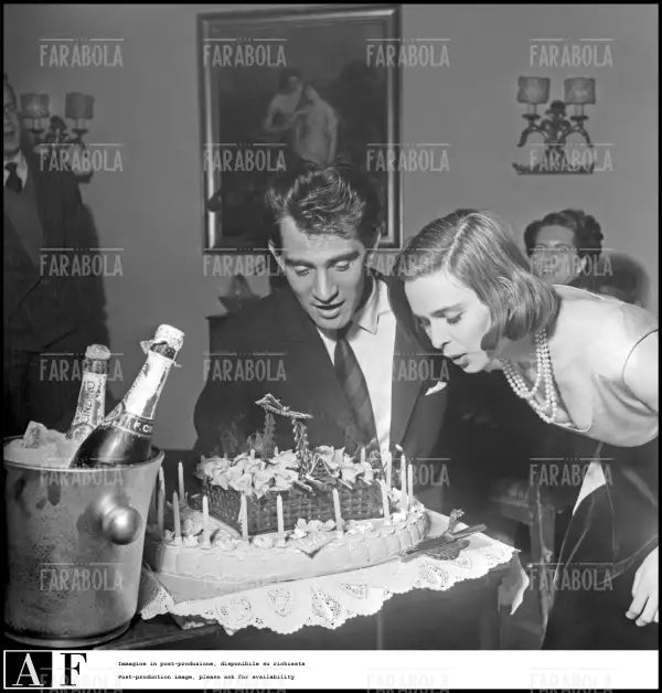 Fidanzamento tra Lucia Bosè e Walter Chiari, 1953 - Farabola Immagine digitale
