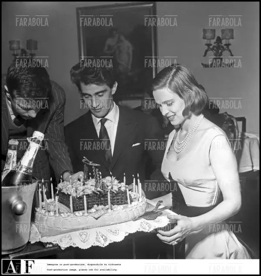 Fidanzamento tra Lucia Bosè e Walter Chiari, 1953 - Farabola Immagine digitale