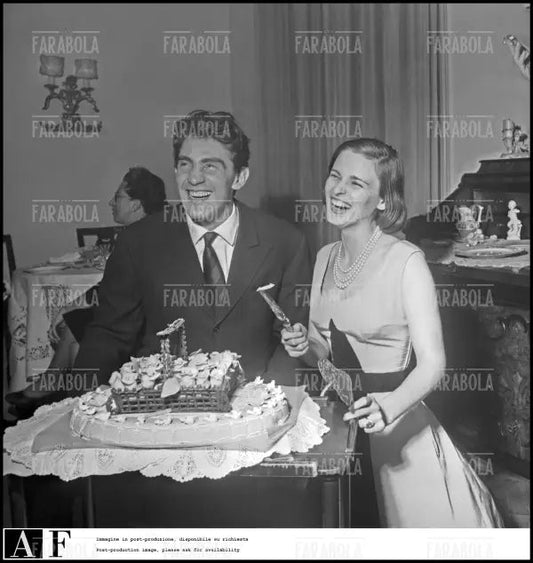 Fidanzamento tra Lucia Bosè e Walter Chiari, 1953 - Farabola Immagine digitale