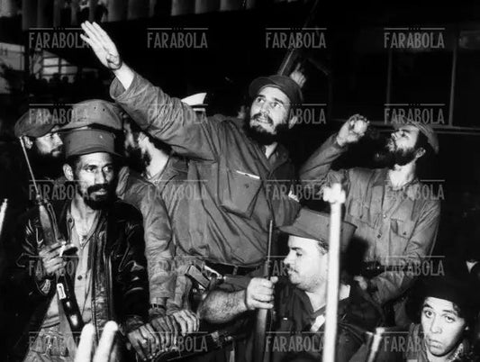 Fidel Castro con i barbudos saluta la folla, Cuba, 1959 - Farabola Immagine digitale