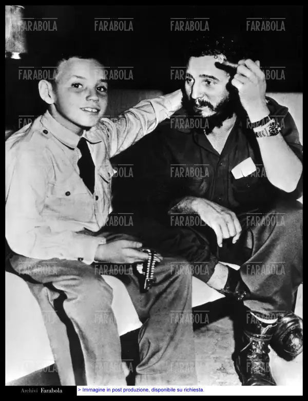 Fidel Castro con il figlio Fidel Angel detto Fidelito, Cuba, 1959 - Farabola Immagine digitale