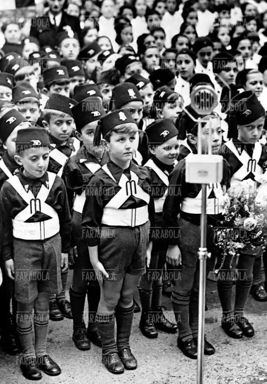 Figli della Lupa ascolta la radio, Milano, 1938 - Farabola Immagine digitale