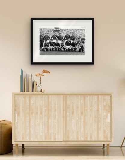 Fine-Art-Druck von „Fiorentina, Mannschaftsaufstellung, 1955“ mit schwarzem Rahmen und Passepartout, im Wohnzimmer über einer Anrichte aufgehängt