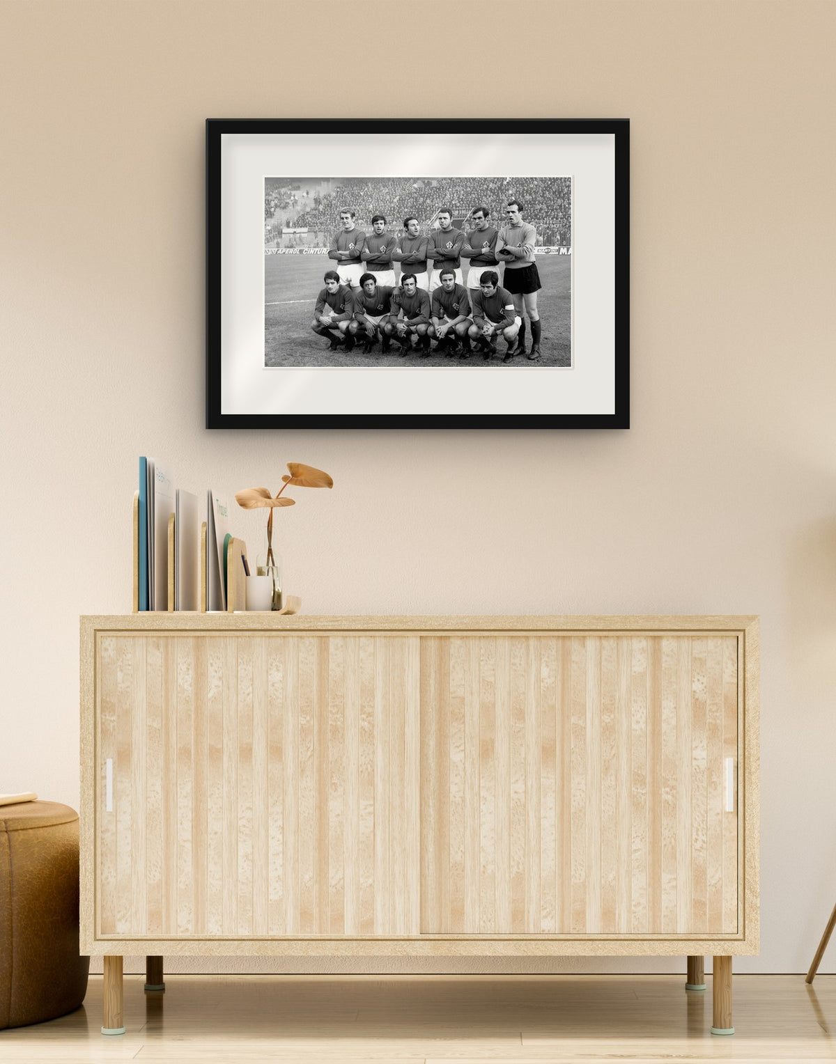 Fine-Art-Druck von „Fiorentina, Mannschaftsaufstellung, 1968“ mit schwarzem Rahmen und Passepartout, im Wohnzimmer über einer Anrichte aufgehängt