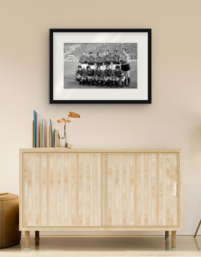 Fine-Art-Druck von „Fiorentina, Mannschaftsaufstellung, 1968“ mit schwarzem Rahmen und Passepartout, im Wohnzimmer über einer Anrichte aufgehängt