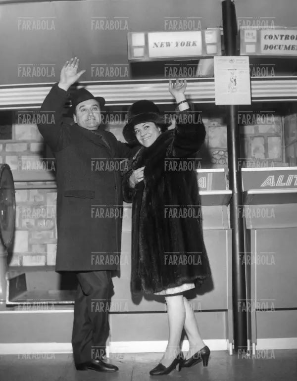 Fiorenza Cossotto con il marito Ivo Vinco a Linate, Milano, 1968 - Farabola Immagine digitale
