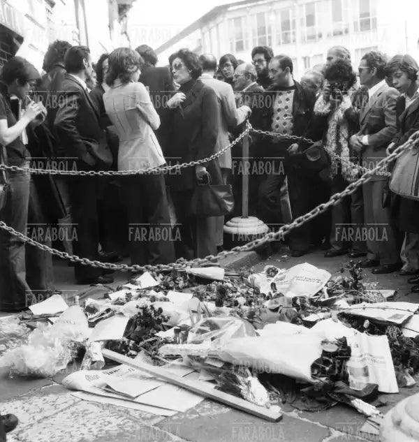 Fiori in piazza Cavour per lo studente Claudio Varalli, Milano, 1975 - Farabola Immagine digitale