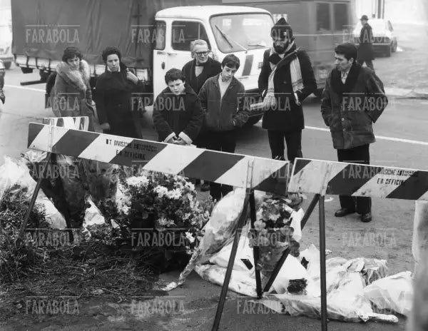 Fiori sul luogo dell'agguato dei brigatisti ai poliziotti, Milano, 1980 - Farabola Immagine digitale