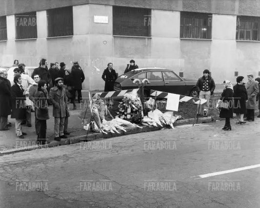 Fiori sul luogo dell'agguato dei brigatisti ai poliziotti, Milano, 1980 - Farabola Immagine digitale
