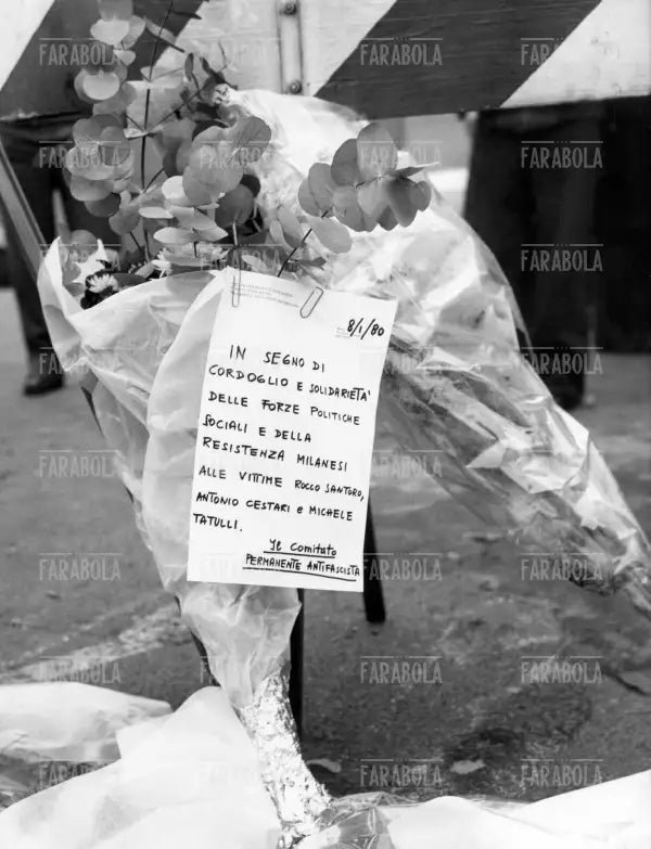Fiori sul luogo dell'agguato dei brigatisti ai poliziotti, Milano, 1980 - Farabola Immagine digitale